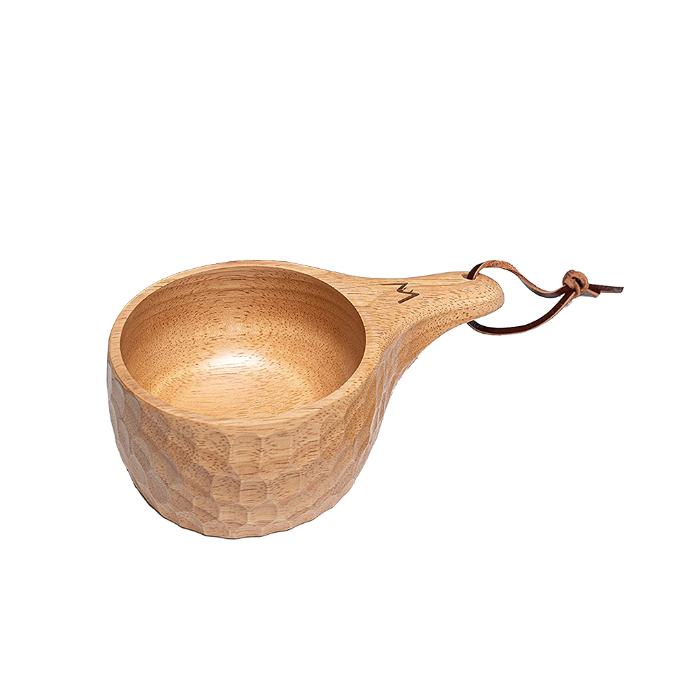 Puinen kuppi kannella