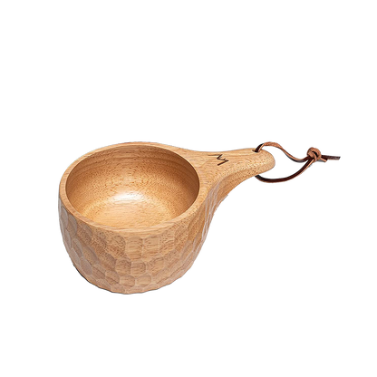 Puinen kuppi kannella