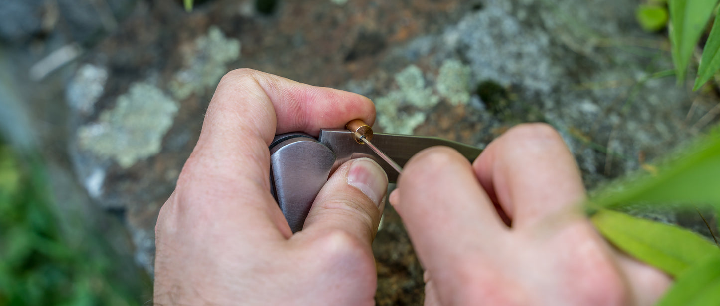 Opening aid for folding knives