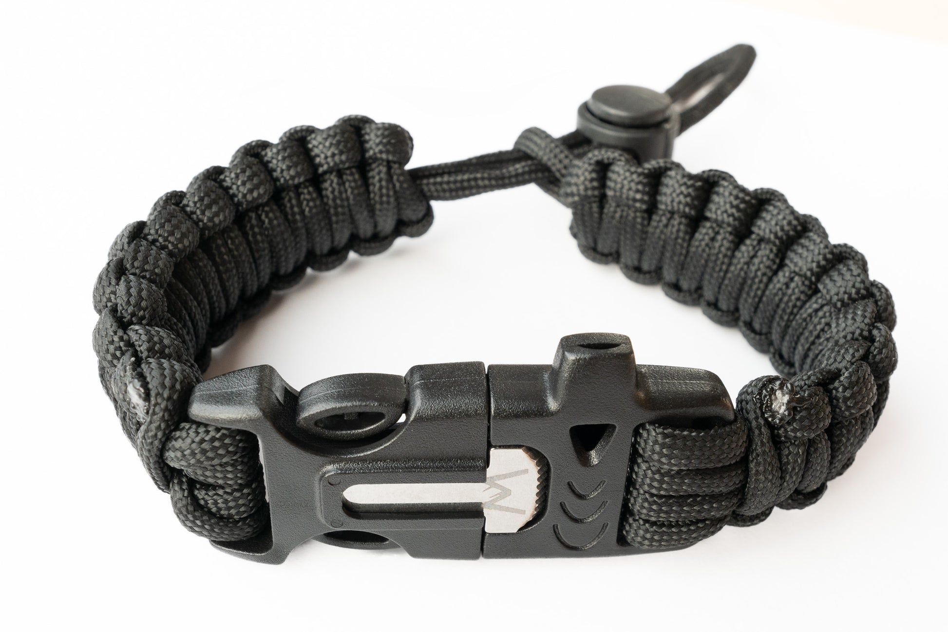 Survival paracord bracelet